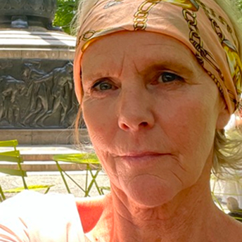 Portret van vrouw met hoofddoek in zonlicht.