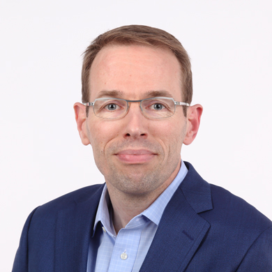 Portret van jongere man in pak met bril