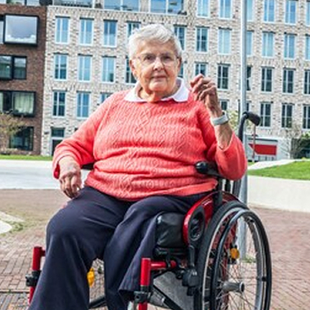 Portret van vrouw in rolstoel met rood-wit gestreepte trui