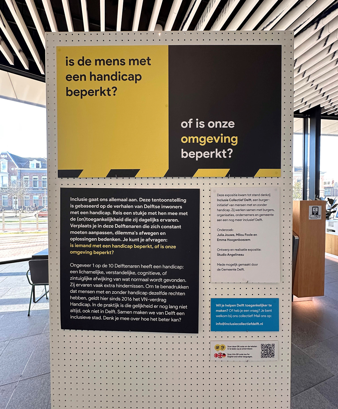 Detail van informatiepaneel met zwarte tekst en gele kop, thema inclusie.